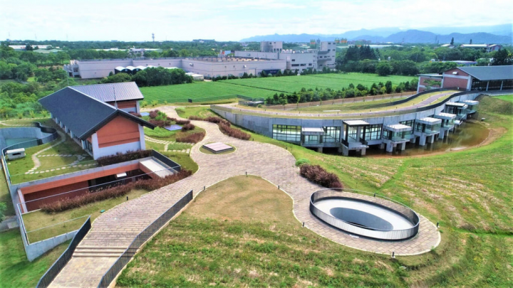 桃園市「台灣客家茶文化館暨周邊景觀工程」在本屆美國繆思設計獎（Muse Design Awards）中，從6000多件參賽作品中脫穎而出，以獨特創新的空間設計融入茶道精神，獲得景觀類銀獎。（桃園市政府提供）