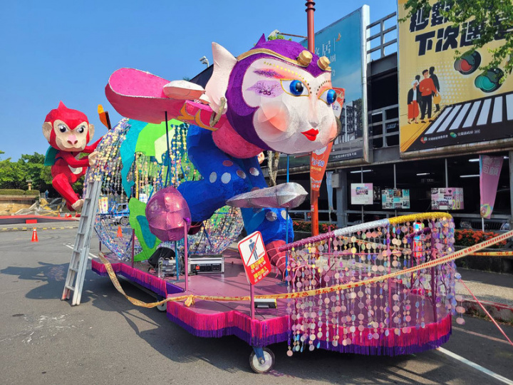 2022羅東藝穗節27日起一連3天晚間將封街舉辦踩街遊行，鎮公所今年號召藝術家打造4.6公尺高主花車，讓「joy猴」拎著一卡皮箱，象徵搶先解封環遊世界。