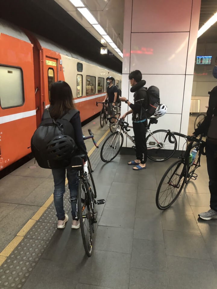 台鐵局16日表示，台鐵加鐵馬的兩鐵旅遊列車是鐵道觀光新亮點，兩鐵旅行特別搭配觀光局及公路總局新完成的16條自行車多元騎乘路線，以專用車廂人車同行的方式，載運愛好者及自行車至各地悠遊，首團9月9日啟程。（台鐵提供）