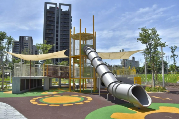 高雄市政府在前鎮區70期重劃區內闢建籬仔內公園及竹南公園，19日完工啟用。（高雄市工務局提供）