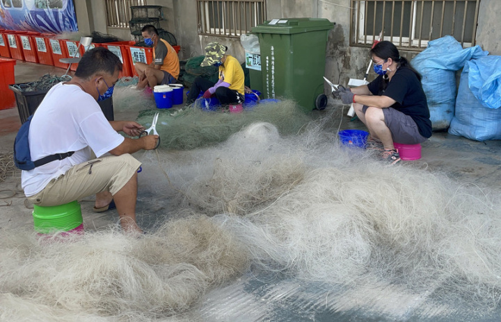 金門縣政府建設處表示，建立廢棄漁網回收再利用管道後，縣府輔導漁會在新湖漁港設置廢棄漁網具回收、暫置、分類作業區，開始進行自主分類收集包裝，再由台灣化學纖維公司合作回收商定期至金門回收，使廢棄漁網不再囤積，也讓後段回收再利用更加順利。