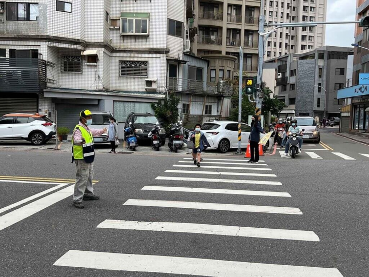 新竹市政府11日表示，今年表揚73名交通導護英雄，其中，導護年資長達20年以上共有5人，長達10年以上12人，感謝導護志工的付出，讓家長與學童安全多了保障。（新竹市政府提供）