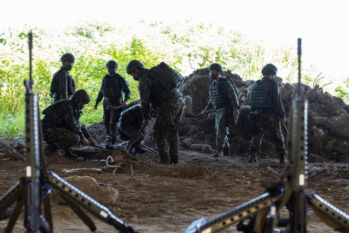 為期14天新制教召官兵也首次投入漢光，於新北八里臨港大道一帶挖掘近百公尺長的壕溝及地堡，圖為官兵整備沙包。