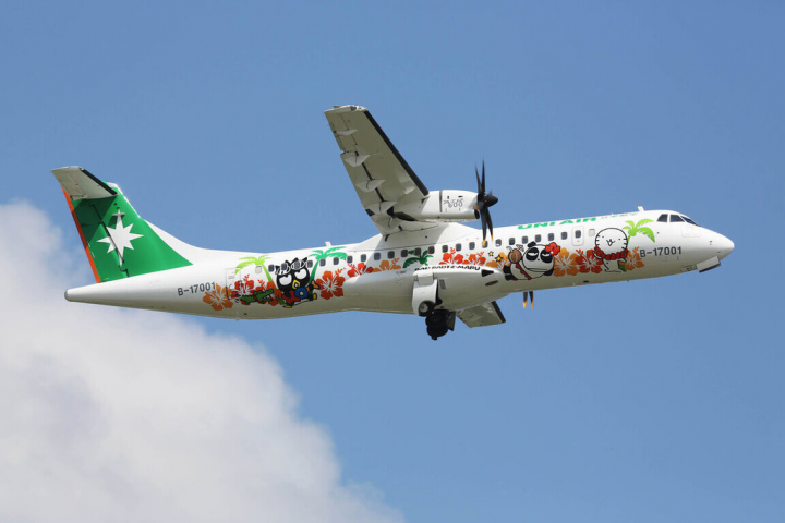 立榮航空機身編號B-17001的ATR72-600「酷企鵝渡假機」，8月3日將執行最後一趟飛行任務，與旅客告別。（立榮航空提供）