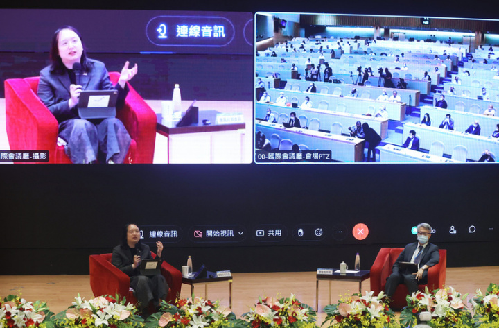 行政院政務委員唐鳳（左）、中央研究院長廖俊智（右）5日下午出席中研院院士會議，專題討論「國家數位發展規劃」。