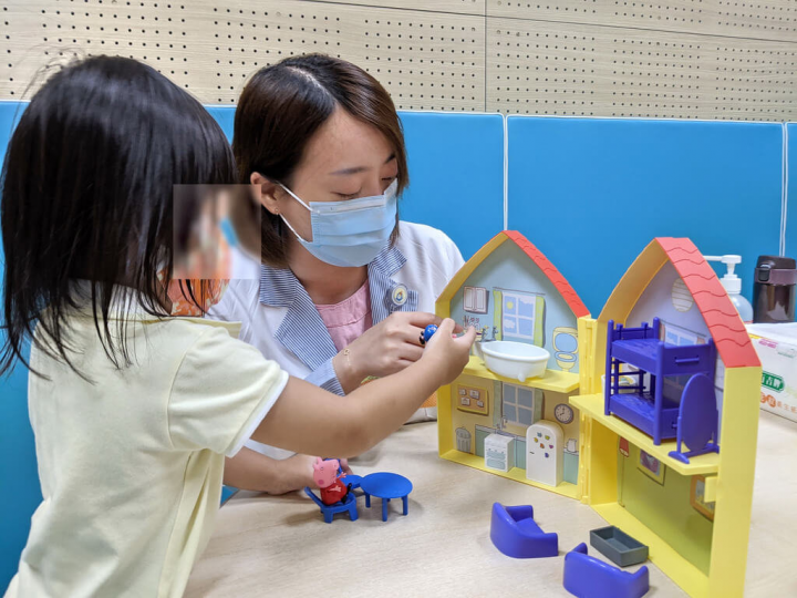 新北市立土城醫院語言治療師黃冠婷提醒父母，主要照顧者對兒童語言發展很重要，家長可藉由互動陪伴與環境刺激、探索，培養孩子的語言與認知能力，也可透過趣味好玩方式，誘發孩子主動模仿及學習動機。（土城醫院提供）