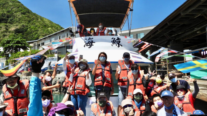 花蓮縣豐濱鄉石梯坪漁港為賞鯨的起源地，賞鯨船「海鯨號」今年1月發生火燒船意外，經過重新翻修，24日再度啟航。（豐濱鄉公所提供）