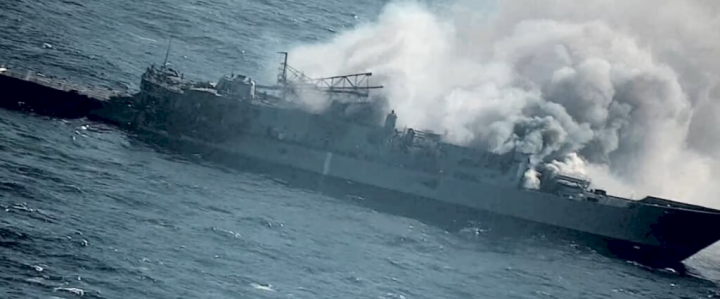 環太平洋軍事演習在夏威夷外海登場，多國船艦和軍機朝已退役的巡防艦魯尼戴維斯號進行實彈射擊。(圖：RIMPAC臉書)