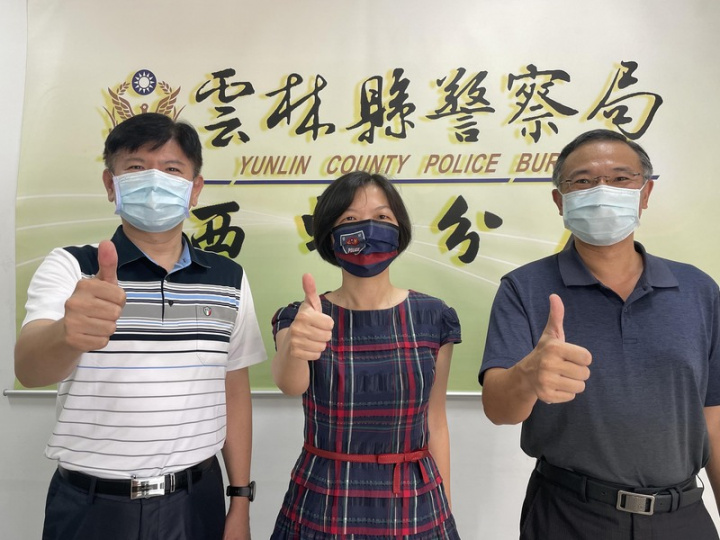 雲林縣警察局刑警大隊第二組長何靜雯（中）30日到任西螺警分局，成為雲林首位女性偵查隊長，西螺警分局長吳俊德（右）期許何靜雯未來一展長才，帶領偵查隊全力守護地方治安。