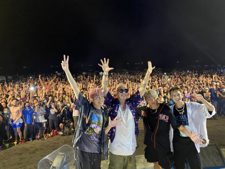 高雄旗津啤酒嘉年華與黑沙玩藝節16日熱鬧舉行開幕之夜，「國民姐夫」具俊曄（前左2）播放一連串電音歌曲熱力開場，並與街舞男團B.T.O.D成員在台上開心合影。