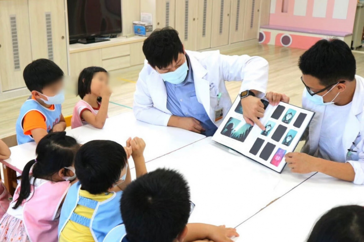 台北醫學大學附設醫院家庭醫學科20日表示，醫師結合台灣展臂閱讀協會志工長期推動偏鄉親子共讀。圖為團隊7月14日在新北市石碇衛生所、學校服務。（陳宥達提供）