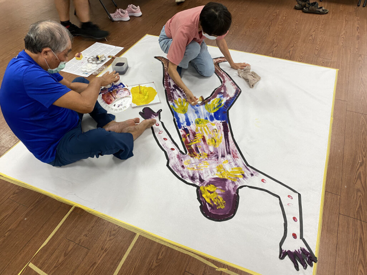 台灣非視覺美學教育協會與台灣盲人重建院合作推出「牽手玩藝術計畫」，透過藝術知識與創作技能學習，鼓勵視覺障礙者表達個人生命經驗與感受。（台灣盲人重建院中部服務中心提供）