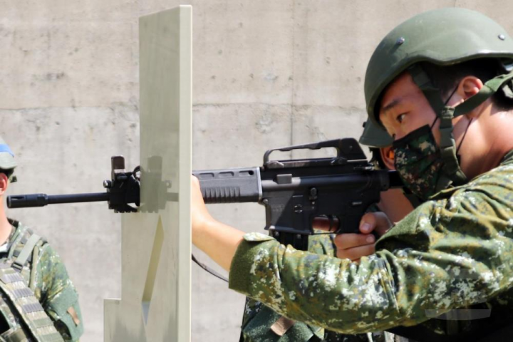 陸軍53工兵群射擊訓練，運用戰鬥射擊障礙板，模擬城鎮作戰場景，提升部隊臨戰效能。（陸軍第6軍團提供）
