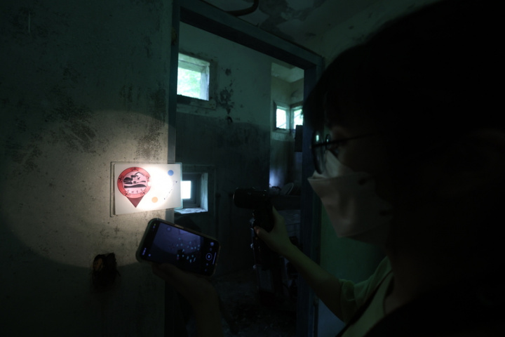 陽明書屋前身是中興賓館，為吸引更多年輕人認識與 了解歷史，書屋解說員們發想出「巡行者」實境解謎 遊戲，帶領玩家透過解謎了解書屋的故事。