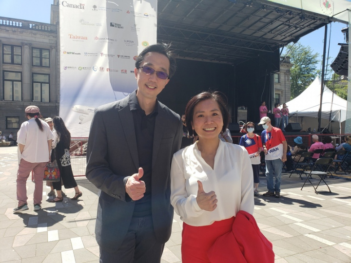 外交部北美司司長徐佑典（左）和駐溫哥華台北經濟文化辦事處處長劉立欣（右）感謝台裔加拿大人的耕耘付出，促進加拿大對台灣的肯定。