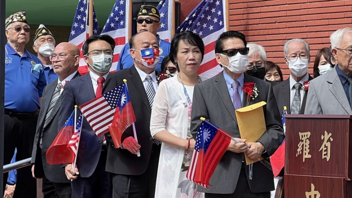 立法委員吳斯懷、洪孟楷（右3、右4）4日出席洛杉磯羅省中華會館慶祝美國國慶的升旗典禮，手拿中華民國與美國國旗。