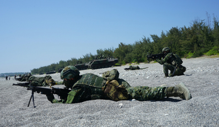 漢光38號演習進入第4天，第二作戰區28日實施反擊作戰操演，模擬向已登陸七星潭沿岸北埔海灘敵軍發起反擊，在砲兵火力支援下，實施密集攻擊、殲滅敵軍。