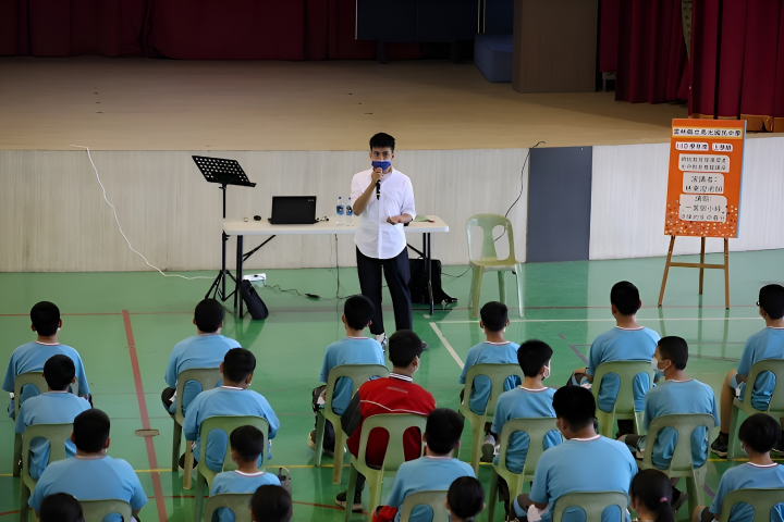 講師林秉澄至馬光國民中學演講。