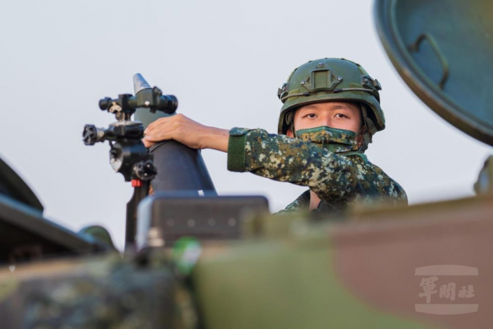 澎防部官兵展現同島一命精神，專注執行火砲射擊任務。（澎防部提供）