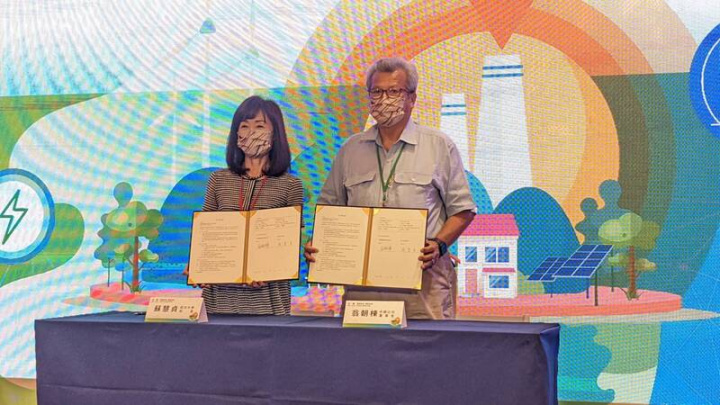 中鋼公司與成功大學19日在中鋼集團總部舉辦成立「負碳科技氫能冶金技術共研中心」成立記者會，中鋼董事長翁朝棟（右）與成大校長蘇慧貞（左）簽署MOU，共同為2050淨零碳排目標邁出重要一步。