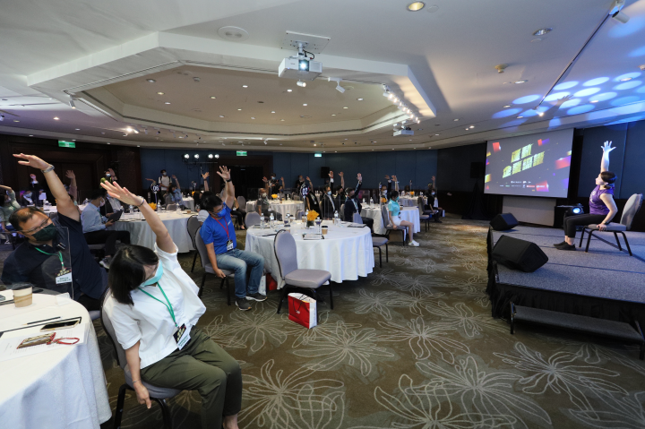 全真概念健康事業股份有限公司帶領現場貴賓一同進行運動。