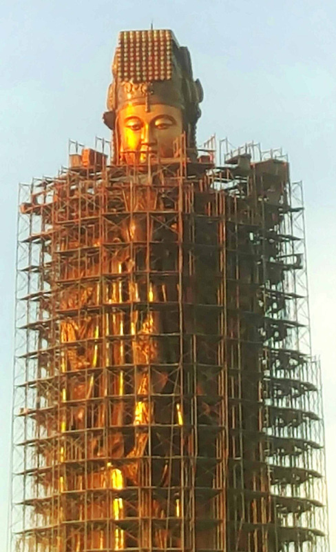 澎湖媽祖文化園區內的媽祖雕像主體完成，48公尺高鷹架9日開始進行拆除，澎湖縣政府計畫在10月間舉行盛大揭幕。