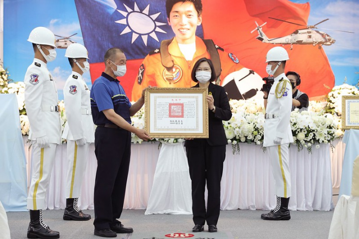 蔡英文總統8日上午前往桃園市立殯儀館親頒褒揚令，表彰殉職海軍士官長劉尚鈞捍衛海疆及守護國家的付出及貢獻