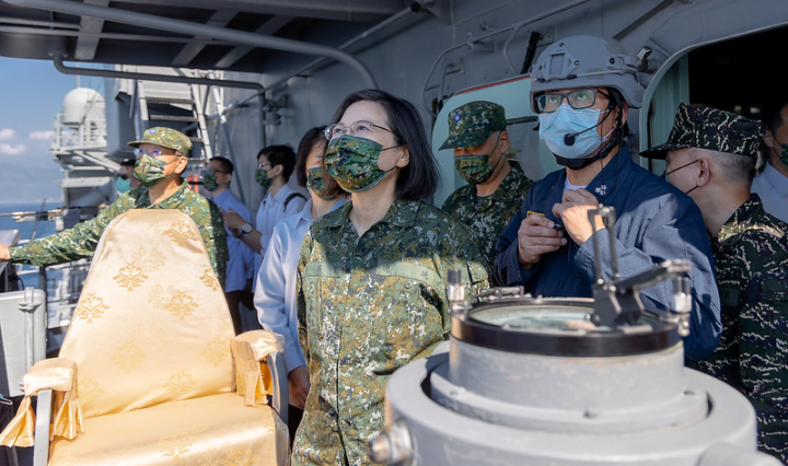 蔡英文總統26日上午前往宜蘭蘇澳視導「漢光38號演習」聯合截擊作戰實彈操演