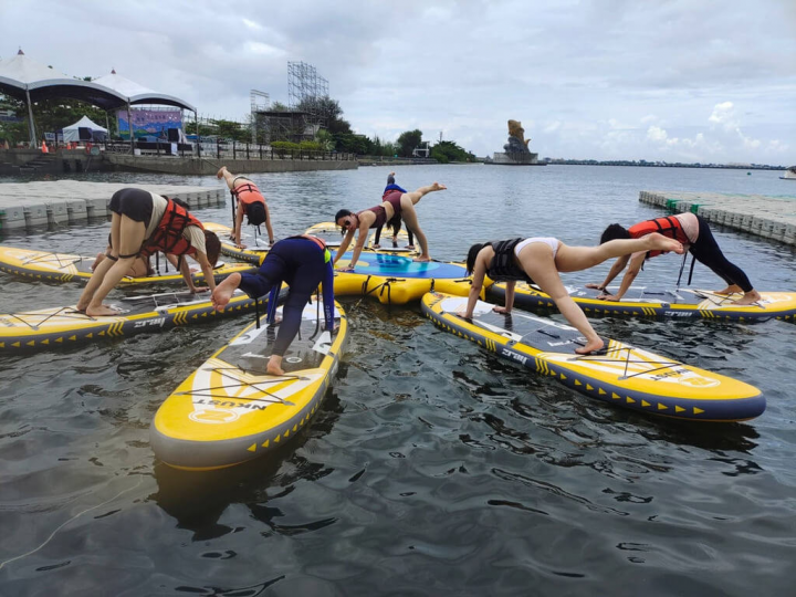 大鵬灣國際休閒特區重新開園舉行「2022大鵬灣水上嘉年華」，提供獨木舟、立式划槳（SUP）、香蕉船、水上瑜珈、風翼板、帆船及風浪板等10多種等水域活動免費體驗。（鵬管處提供）