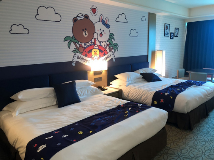 台中遊樂園業者迎接暑假到來，攜手LINE FRIENDS打造8款不同風格主題房，歡迎民眾入住，讓熊大、兔兔、莎莉等經典角色陪伴入眠。