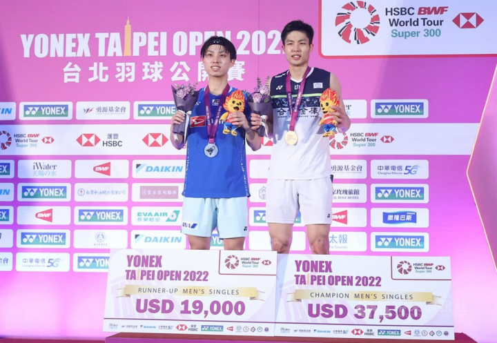 Chou Tien-chen (right) and Kodai Naraoka are pictured at the podium after their final match at the Taipei Open.