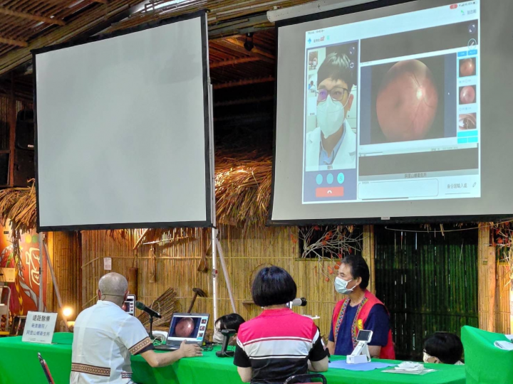阿里山鄉衛生所與奇美醫院，合作運用虛擬健保卡在眼科遠距醫療的流程展示。