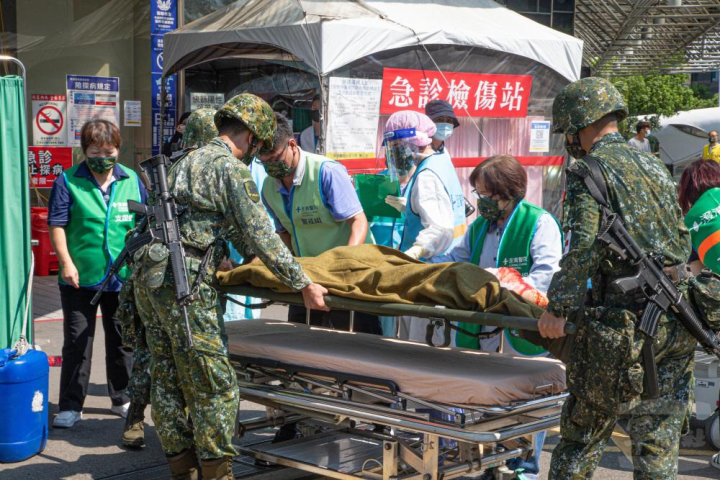 軍民醫療體系整合，陸軍5支部衛生營將傷員轉送澄清醫院中港分院。