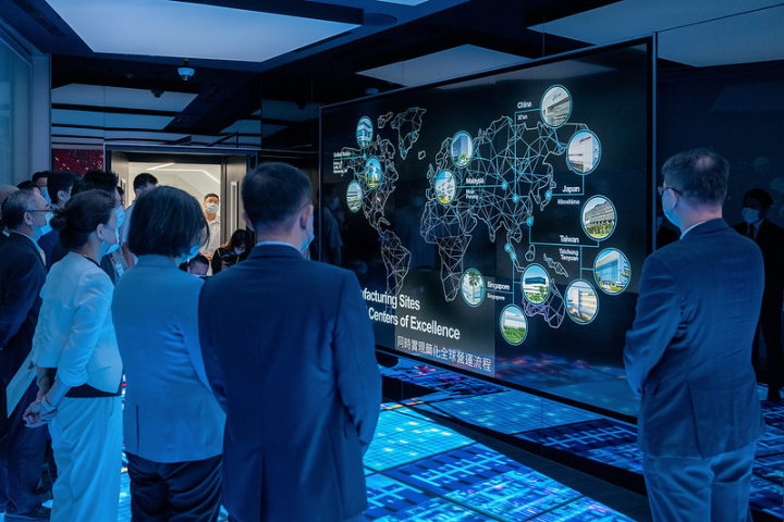 蔡英文總統7日上午前往臺中參訪美光科技臺中廠