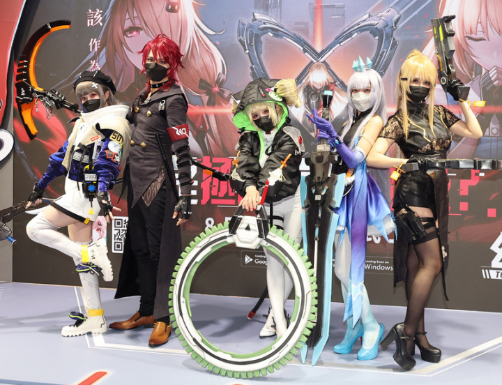 第21屆漫畫博覽會28日至8月1日在世貿一館登場，遊戲廠商邀請Coser裝扮成遊戲角色，現場與玩家互動。