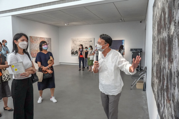 高美館9日起推出「美術高雄」系列新展「抽象高雄」，策展人王焜生（前右）表示，「高雄」就像是這次展覽中的一位隱藏版藝術家，承載著每個人對其的不同想像。