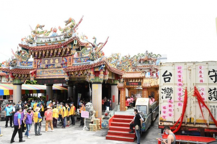 彰化縣「玻璃媽祖廟」台灣護聖宮集合各界愛心物資，3日以彩繪貨櫃車運到福興鄉送給邊緣戶及弱勢家庭，現場還有義剪、義診、義演服務。（彰化縣政府提供）