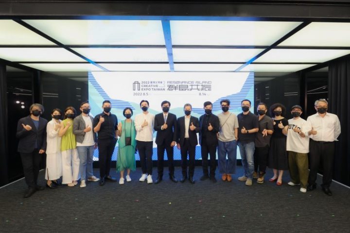 文化部長李永得（右八）、台灣設計研究院院長張基義（右七）、高雄市長陳其邁（左八）與2022臺灣文博會策展團隊合影