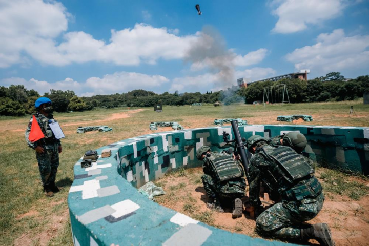 召員反覆訓練，熟稔射擊程序。（青年日報提供）