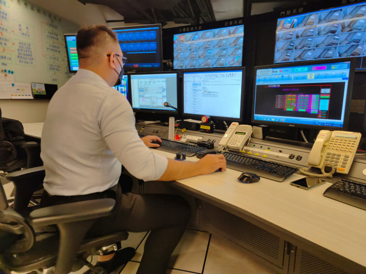 Enel X虛擬電廠接獲台電調度通知時，將自動調整台北101的用電，提供其電力容量以平衡電網。圖為台北101中控室。（台北101提供）