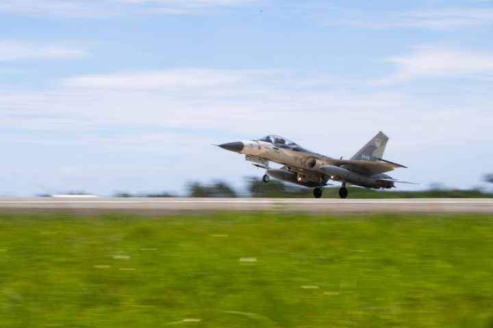 駐防台東空軍志航基地IDF戰機，6日上午起飛執行戰備任務訓練。