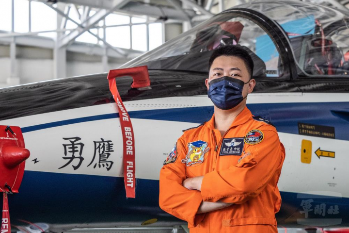 勇鷹高教機種子教官張崇豪中校