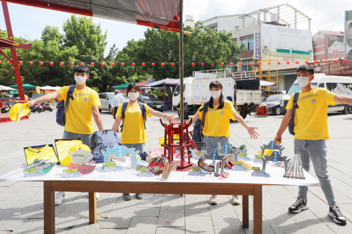 台南市政府民政局19日在安平開台天后宮舉辦記者會，宣傳台南傳統「做16歲」成年禮活動，限定成年禮文創商品也亮相登場。（台南市政府提供）