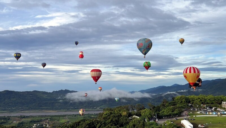 台東熱氣球嘉年華2日登場，共有20顆熱氣球亮相，熱氣球緩緩升空。