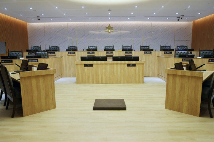 國民法官法庭27日舉行揭牌啟用，新啟用的國民法官法庭，在席位布置部分，由審判長及2名職業法官在法檯中央，左右各有3名國民法官席位；另有備位國民法官4個席位；檢、辯席位則以扇型配置。