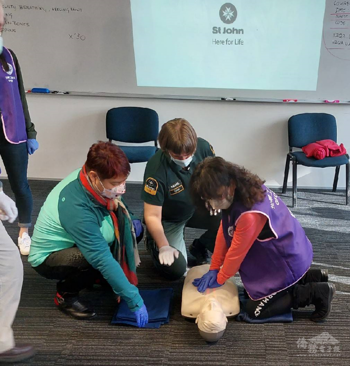 世華學員在專業人員指導下演練CPR