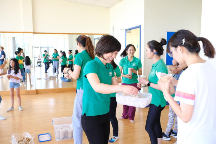 華園中文學校校長暨肯特臺灣華語文學習中心負責人曾芳嫻與大家分享手工蛋糕