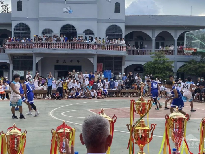 臘戌聖光中學2022夏季班際籃球比賽，球員拚搏精神與團隊合作贏得場邊觀眾喝采(圖片來源：聖光中學官網))