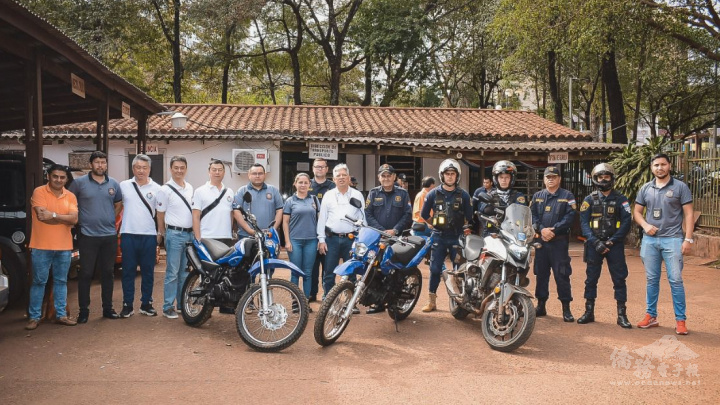 東方市中華會館成員與掃黑小組及市警局交通隊警員於過戶程序完備後共同合影（東方市市政府提供）