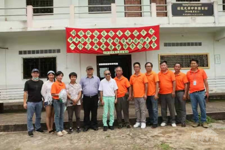 泰北邊龍光華中學校長師生歡迎楊立德探訪